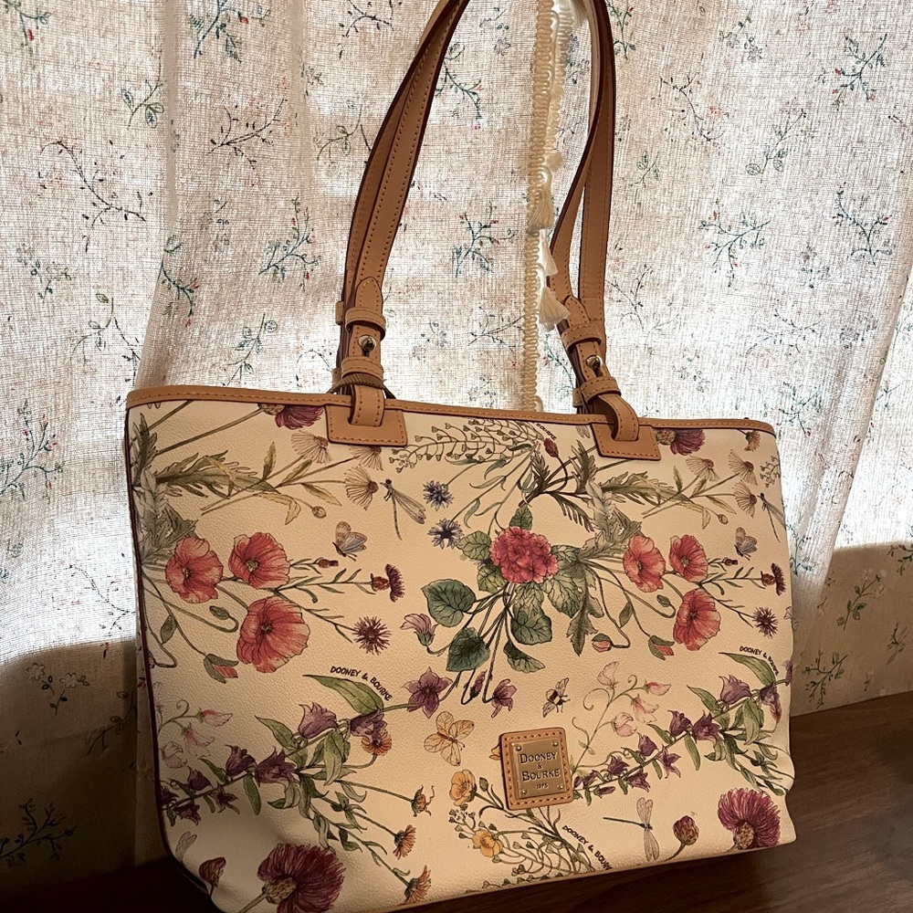 Dooney and Bourke Tote White with Flowers, floral, red interior